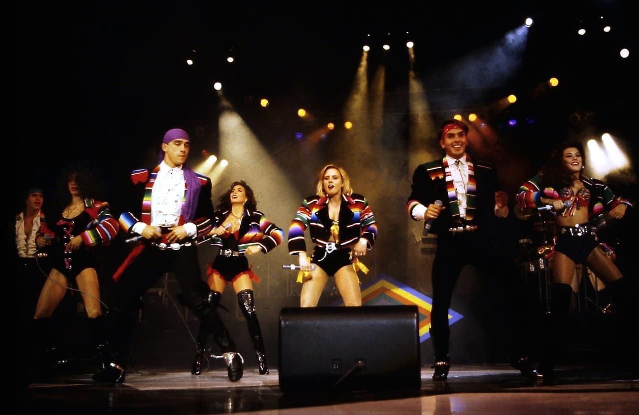 A finales de los 80s nació en México el grupo de pop Garibaldi. Entre sus miembros originales estaban Patricia Manterola y Sergio Mayer. Y fueron precisamente estos dos quienes años después tuvieron un pequeño 'fallout' que dejó la reputación del grupo en tela de juicio. En marzo de este año Manterola le dijo a un programa de televisión que no todos sus compañeros cantaban y señaló específicamente a Mayer. Mayer se defendió al decir que "eso es mentira pues no se gana una Gaviota en el Festival de Viña del Mar sin cantar". (Garibaldi se llevó una Gaviota en 1993)