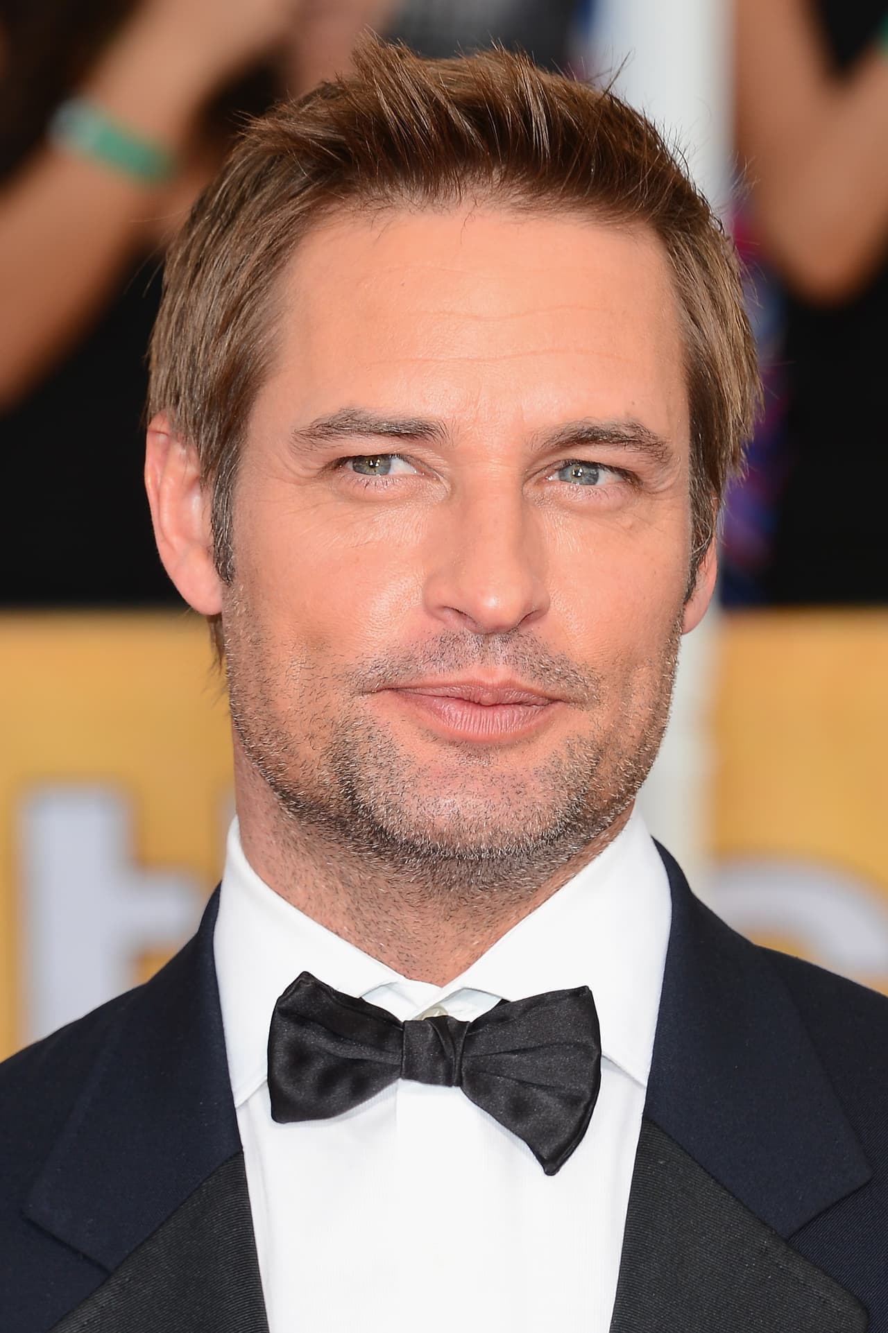 Josh Holloway Su barba le hace el marco perfecto para esos ojos azules. ¿Ustedes digan si no es así? El actor es muy feliz con su parejita de hijos que tiene.