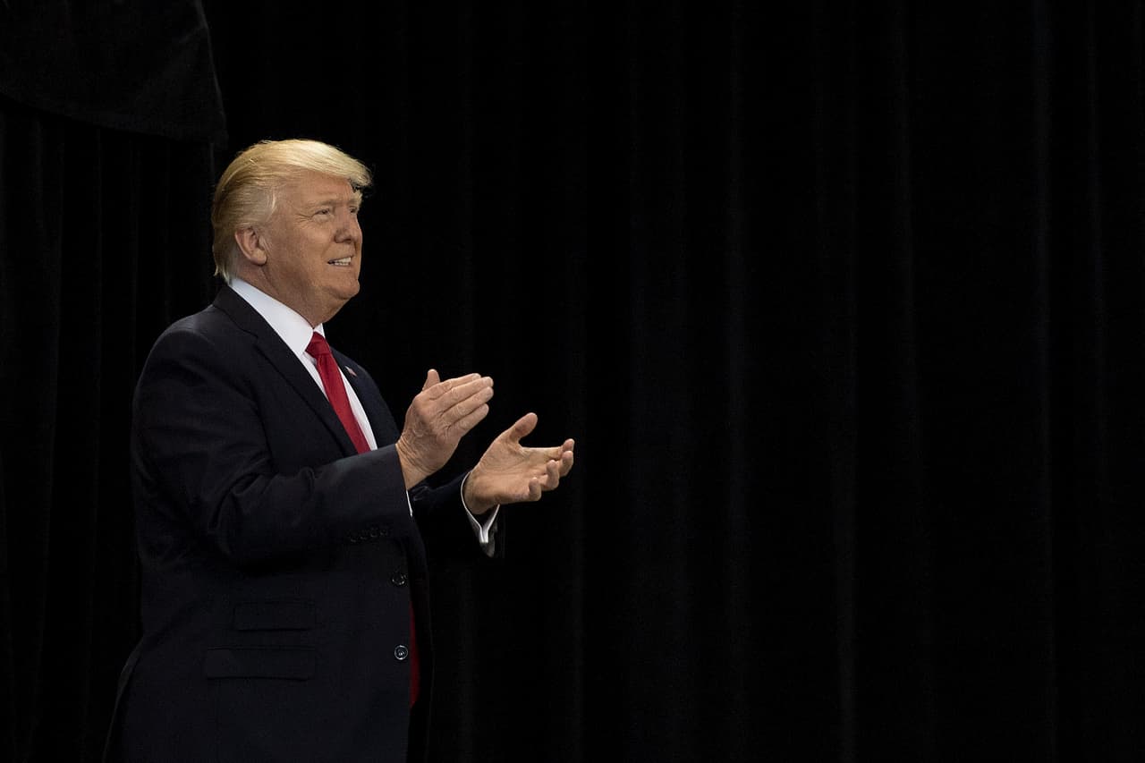 Donald Trump aplaude al subir al escenario durante su rally "Make America Great Again" en el Centro de Exposiciones de Kentucky, en la ciudad de Louisville, Kentucky, el pasado 20 de marzo. Allí dijo que muchos médicos estaban abandonando la carrera.