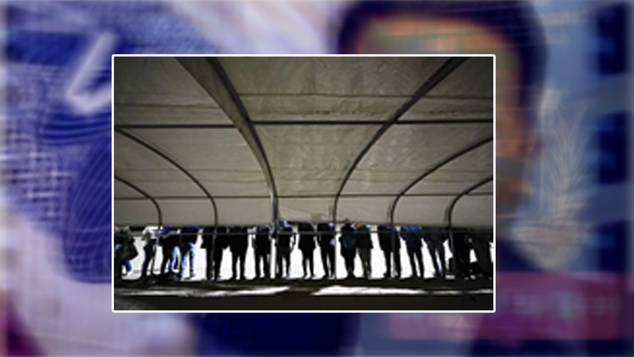 Un grupo de migrantes espera después de cruzar la frontera desde México y entregarse a las autoridades para solicitar asilo cerca de la ciudad de Yuma en Arizona (Fotografía de archivo, AP)