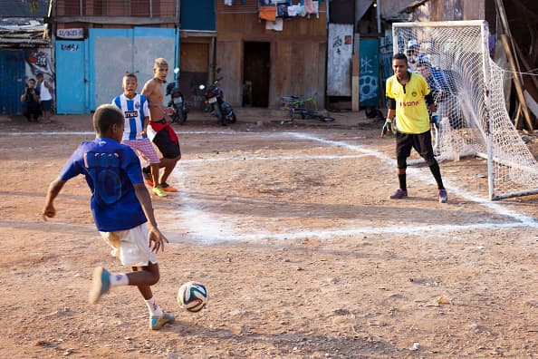 Desde pequeños los niños aprenden a hacer magia en las favelas