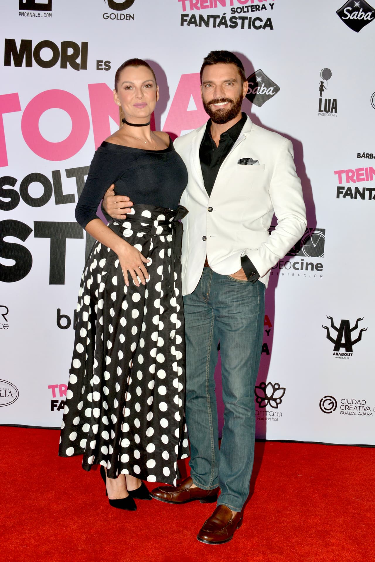 Pero a quien sí le pidió matrimonio en la vida real fue a su expareja Marjorie de Sousa. En agosto de 2016 la pareja confirmó en excusiva a People en Español que esperaba un hijo. En ese mismo año, Julián sorprendió a la actriz venezolana con una pedida de matrimonio de ensueño.