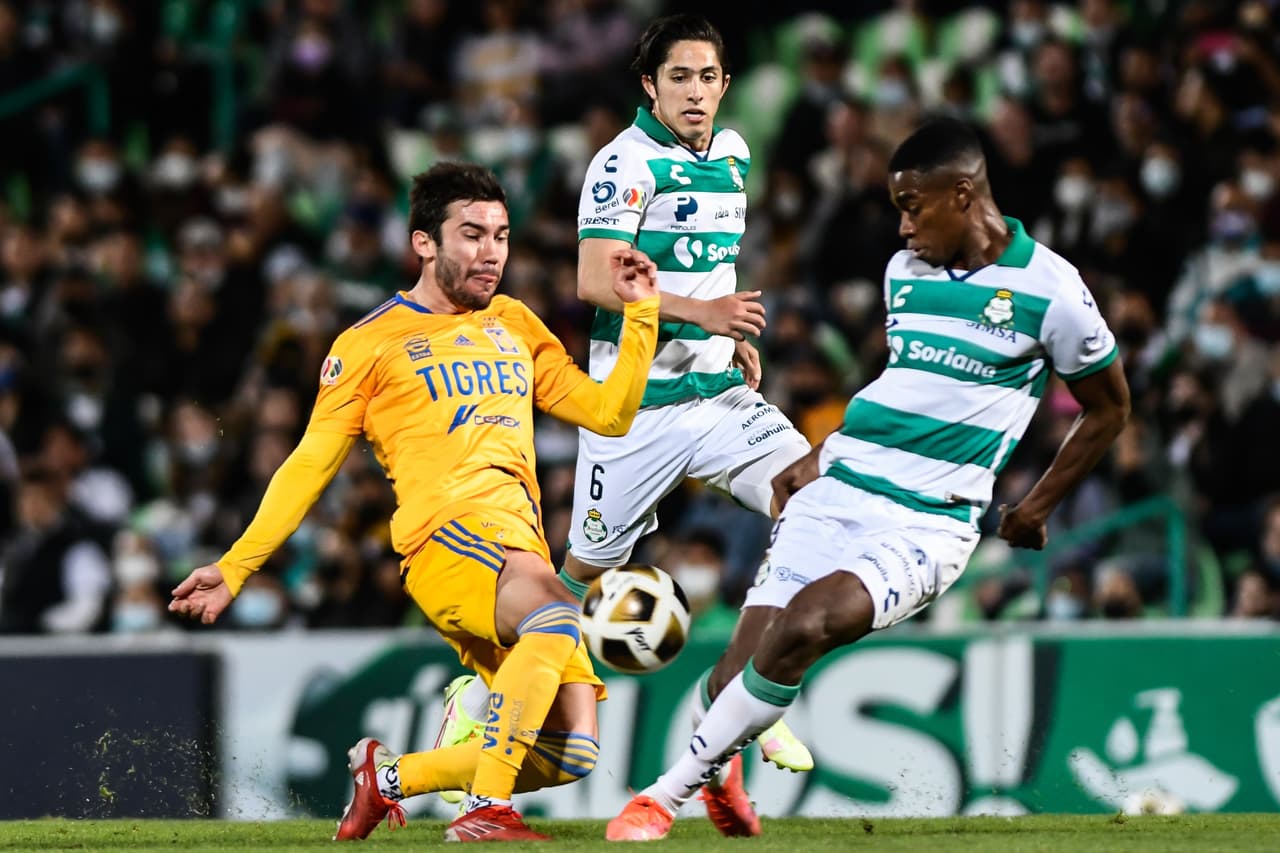 Carlos Salcedo fue el héroe de Tigres al marcar el gol que les dio la victoria sobre Santos y el pase a Semifinal.