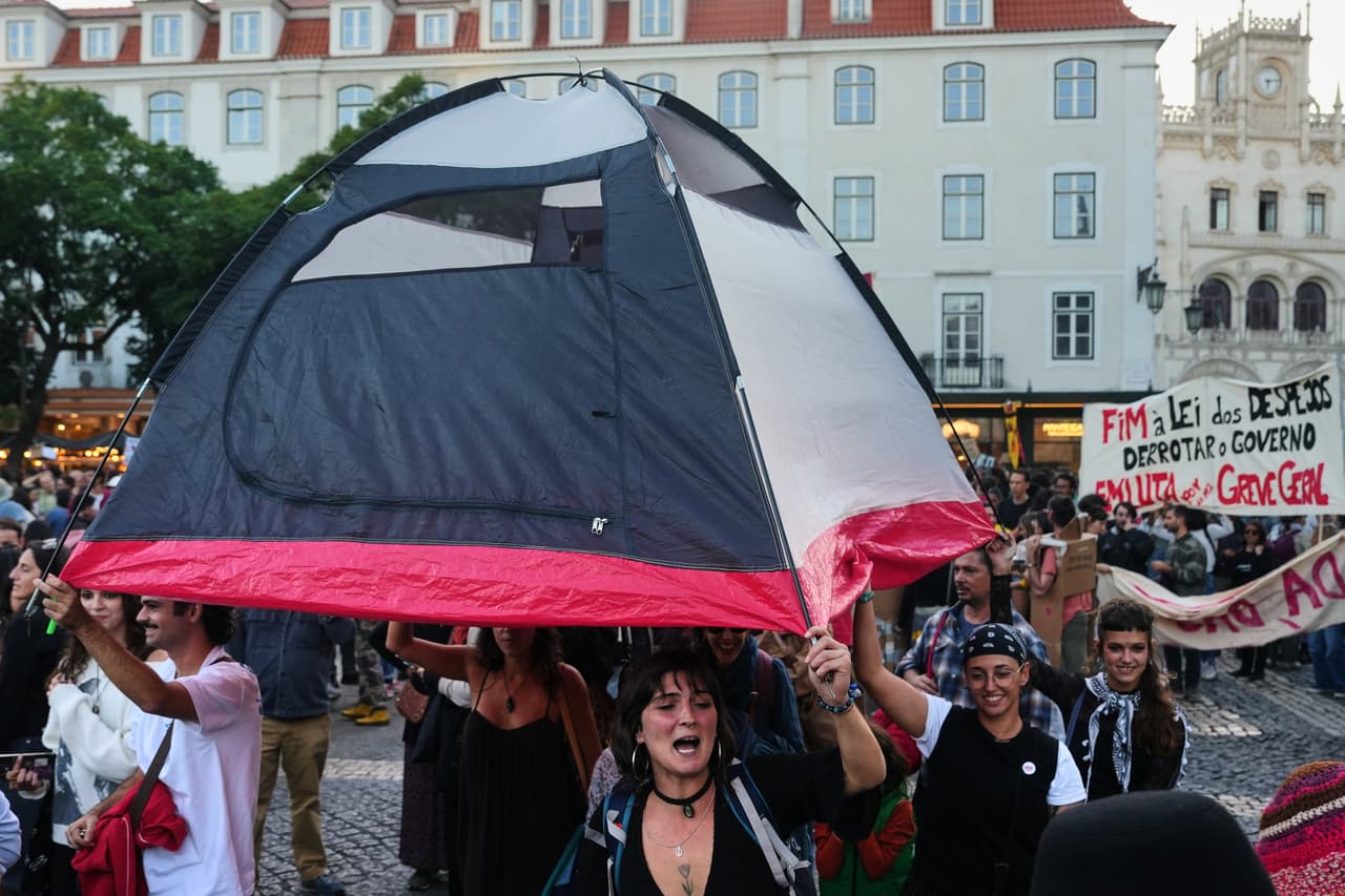 Personas marchan durante una protesta para exigir viviendas asequibles en Lisboa, Portugal, el sábado 24 de octubre de 2026.