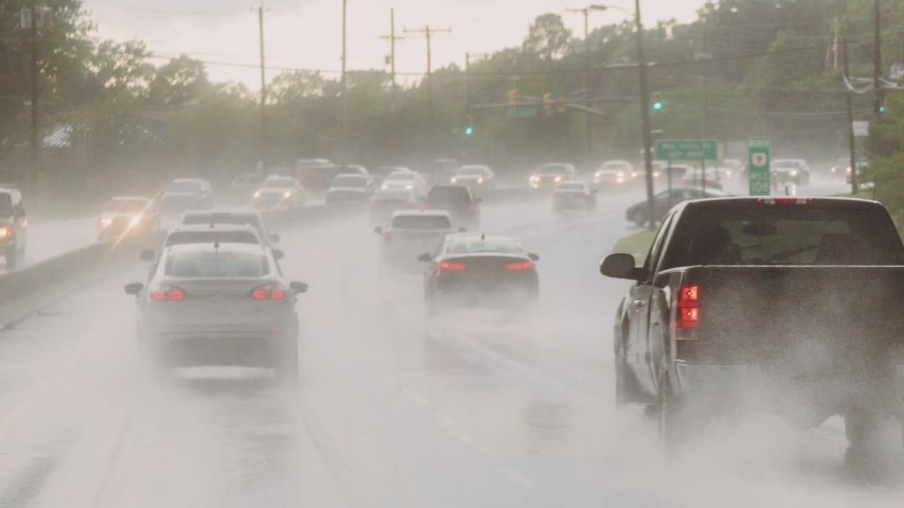 Tráfico congestionado sobre la I-290 debido a un accidente vehicular múltiple que deja una víctima mortal