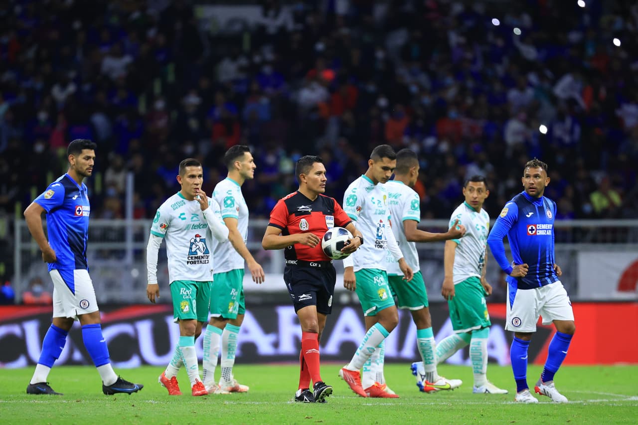 León le pega al Cruz Azul en estadio Azteca 0-1, llegan a 26 puntos y se sitúan como el tercer mejor equipo del torneo.