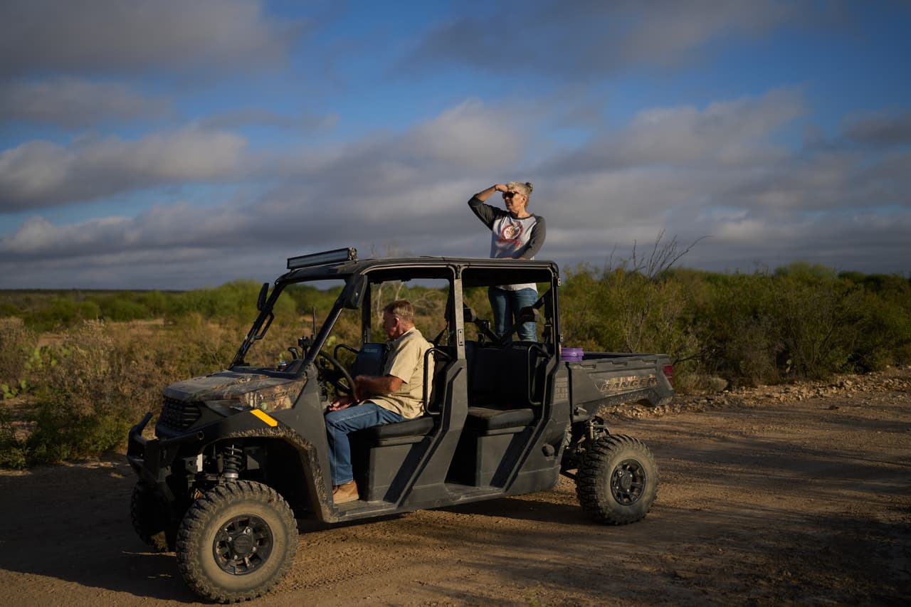 Laura Allen se encuentra de pie en la parte trasera de un vehículo todoterreno mientras busca a su caballo junto a su esposo John Allen en su rancho, el viernes 25 de septiembre de 2026, en Comstock, Texas.