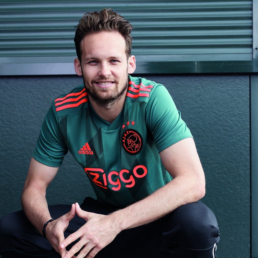 Después de que se conociera su playera titular para la próxima temporada, el Ajax ahora anunció su jersey alterno el cual estrenó este miércoles en el último juego de la Eredivisie 2018/19 ante el De Graafschap. El color verde es el protagonista en un tono oscuro acompañado de detalles naranjas.