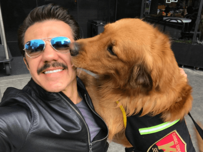 Es amante de los caninos, en distintas ocasiones ha demostrado su gusto por los peludos en redes sociales.