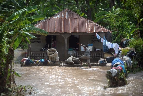Entre los fallecidos en el sur del país están "tres personas que fueron arrastradas por la crecida de los ríos", dijo a la AFP por teléfono Renel Jean, responsable de Defensa Civil.