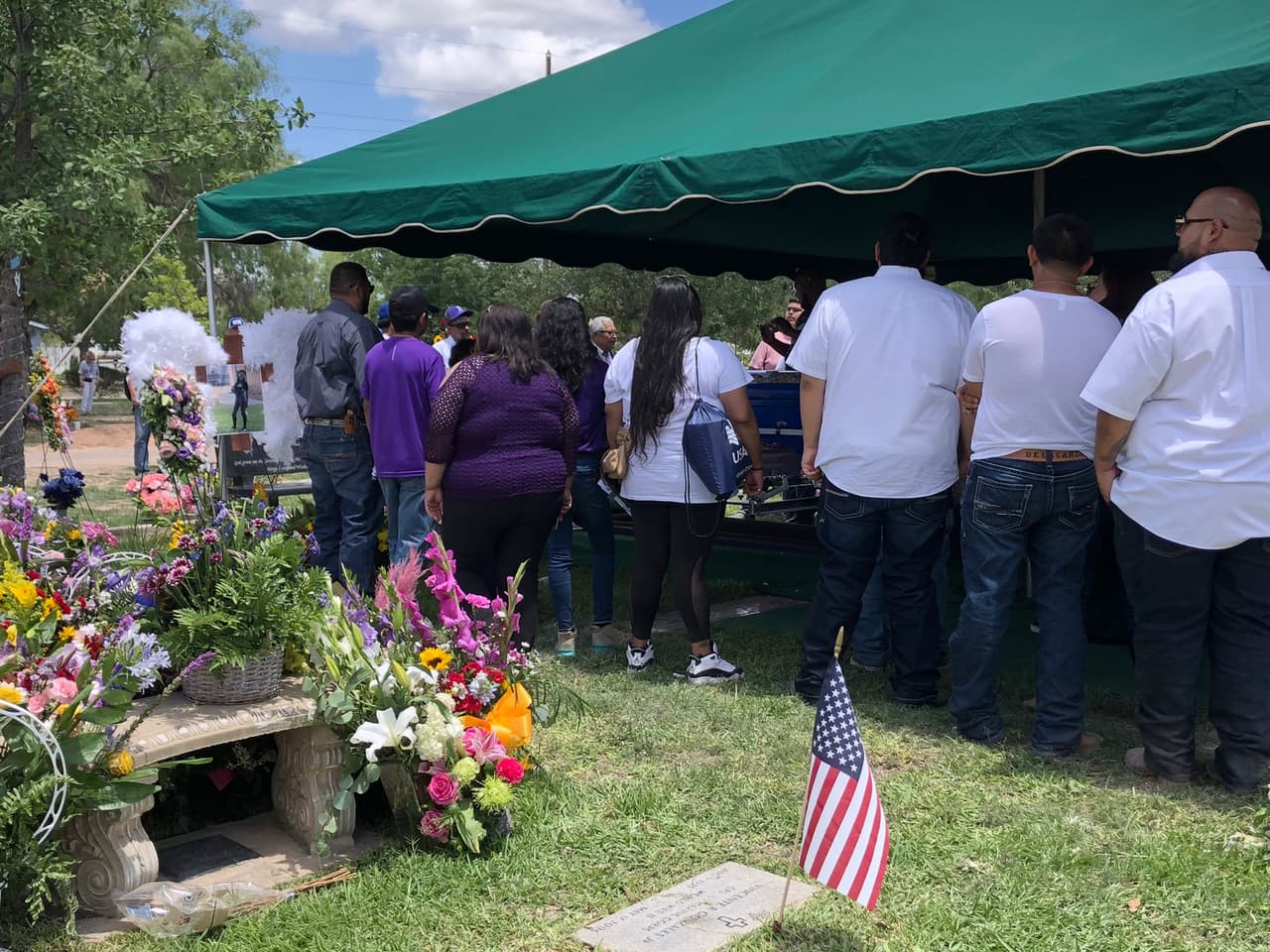 Pese a la petición de la familia y de líderes políticos, 
<b><a href="https://www.univision.com/local/san-antonio-kwex/niegan-permiso-especial-para-que-el-padre-de-eliahna-torres-pueda-salir-de-prision-para-asistir-a-su-funeral-video" target="_blank">Eli Torres, padre de la pequeña, no pudo estar presente en el entierro.</a></b>
<br>
<br>Está preso y tuvo que despedirse de su hija en a través de una breve videollamada.