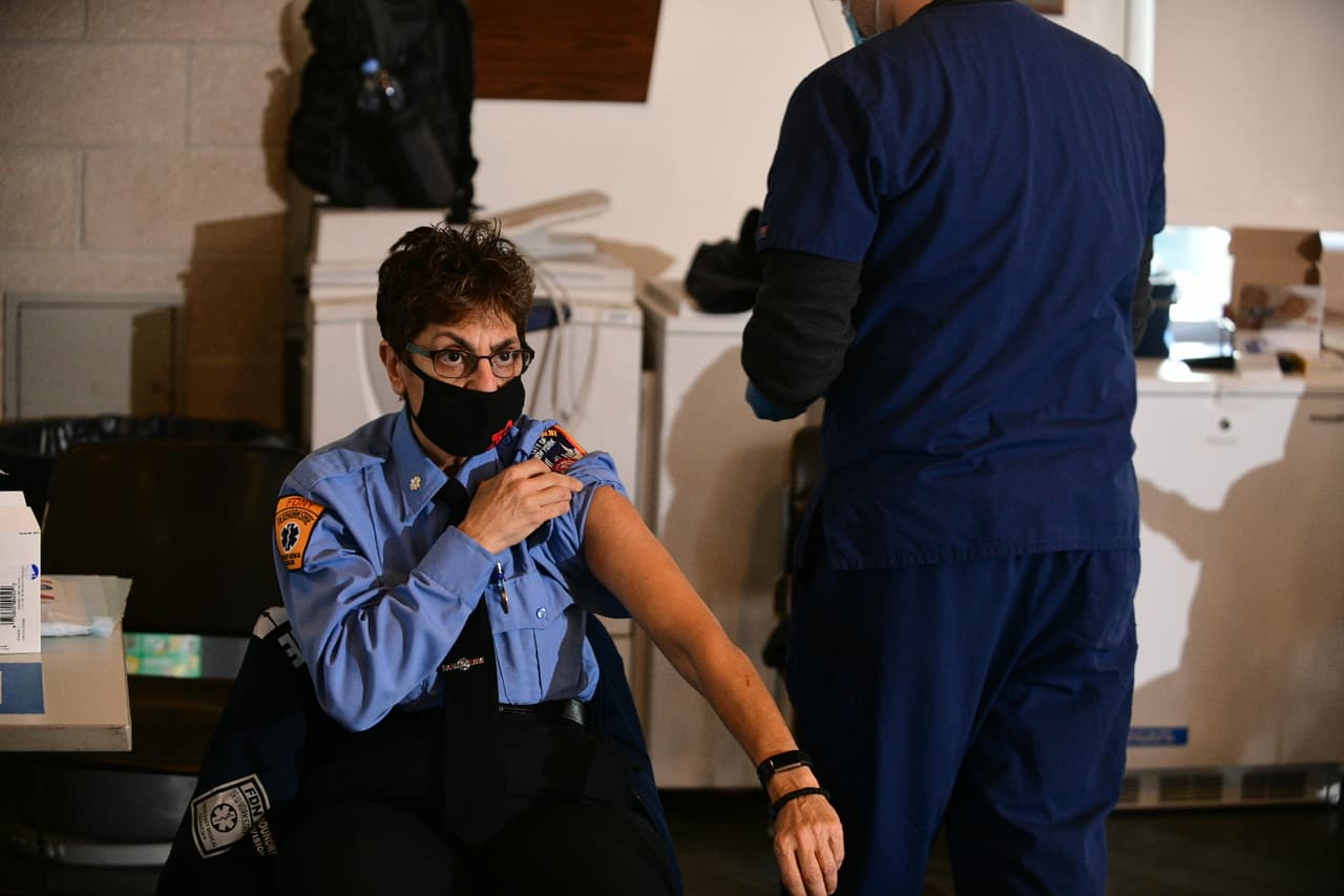 Luego se abrió el registro interno en línea para que los miembros del cuerpo programaran una cita para recibir la primera de dos dosis.