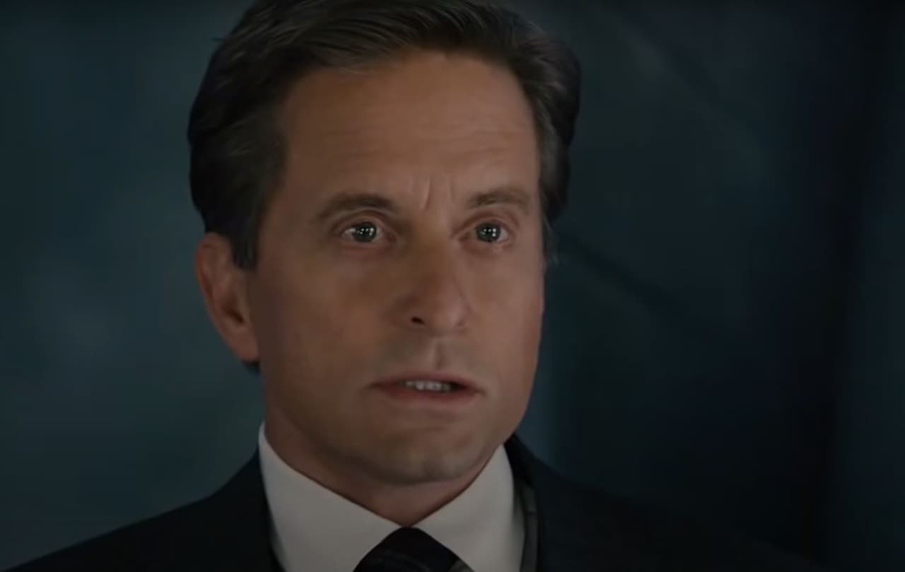 La escena de apertura transportó a la audiencia a 1989, con un Douglas rejuvenecido, para así conocer el origen de su tecnología de reducción.