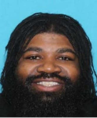 <h3 class="cms-H3-H3">Mallie Monte Evans</h3>
<br>
<br>Nacido hace 34 años, este hombre
<b>está acusado de tráfico sexual a la fuerza</b>, fraude, conspiración para transportar a personas entre estados para involucrarlas en prostitución.
<br>
<br>Evans es buscado
<b><a href="https://www.fbi.gov/wanted/human-trafficking/mallie-monte-evans" target="_blank">por operar una conspiración de prostitución</a></b> en varios estados.
<br>
<br>El 21 de septiembre de 2020, se emitió
<b>una orden de arresto federal</b> para Evans en el Tribunal de Distrito de los Estados Unidos, Distrito de Nueva Jersey.
<br>
<br>La agencia advierte que Evans fue visto por última vez en Los Ángeles, California aunque no descarta que visite
<b>Florida, Texas, Pensilvania, Georgia, Nevada y Nueva Jersey. </b>
<br>
<br>El FBI
<b>ofrece una recompensa de hasta 2,500 dólares</b> por información que conduzca a su arresto.
<br>