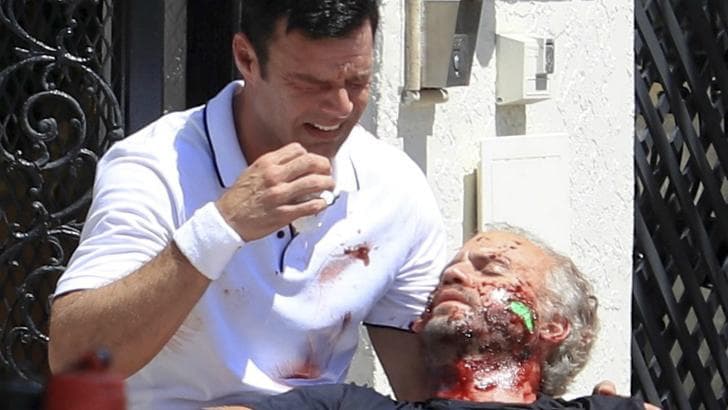 El cantante boricua Ricky Martin nos dejó en shock luego de que se filtraran unas fotos en las que se le ve totalmente destrozado, con el cuerpo ensangrentado de su pareja en brazos...