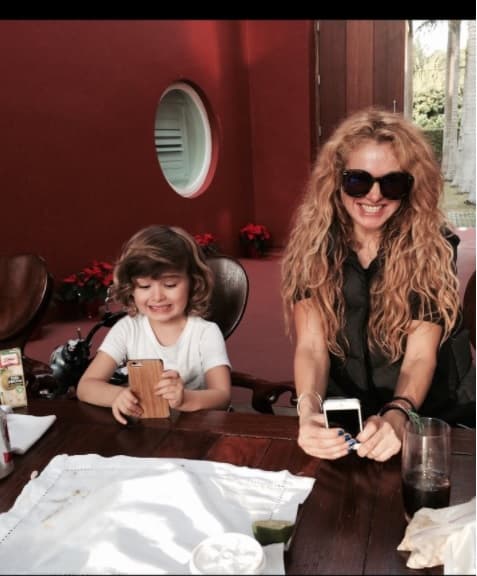 "Yo tengo una línea aparte para que puedan hablar cuando quieran y sin tener que ir a través mío. Pero yo sí tengo que llamar a la mamá para poder hablar con mi hijo", puntualizó.