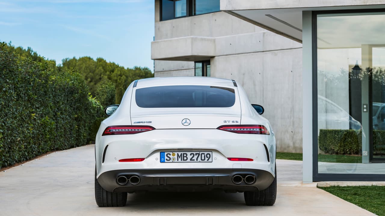 El primer modelo de la línea es el 
<b>Mercedes-AMG GT 53 2019</b>, sobre el cual nos resistimos a referirnos como básico, porque de básico no tiene más que su posición respecto a sus hermanos.