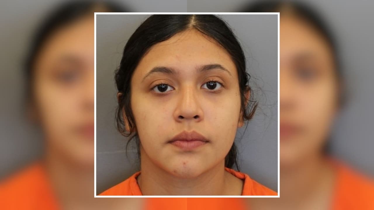 Arrestan a una joven de 18 años tras muerte de su novio mientras ambos manipulaban un arma de fuego en Houston