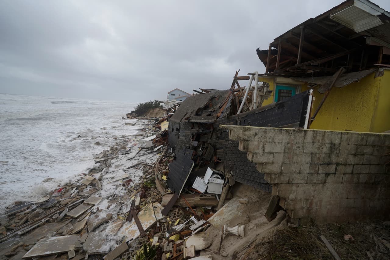 Wilbur-By-The-Sea es el área donde la costa se ha visto más afectada por la marejada ciclónica. Las fachadas de varias casas colapsaron. Nicole llegó a Florida como huracán categoría 1 durante la madrugada de este jueves.