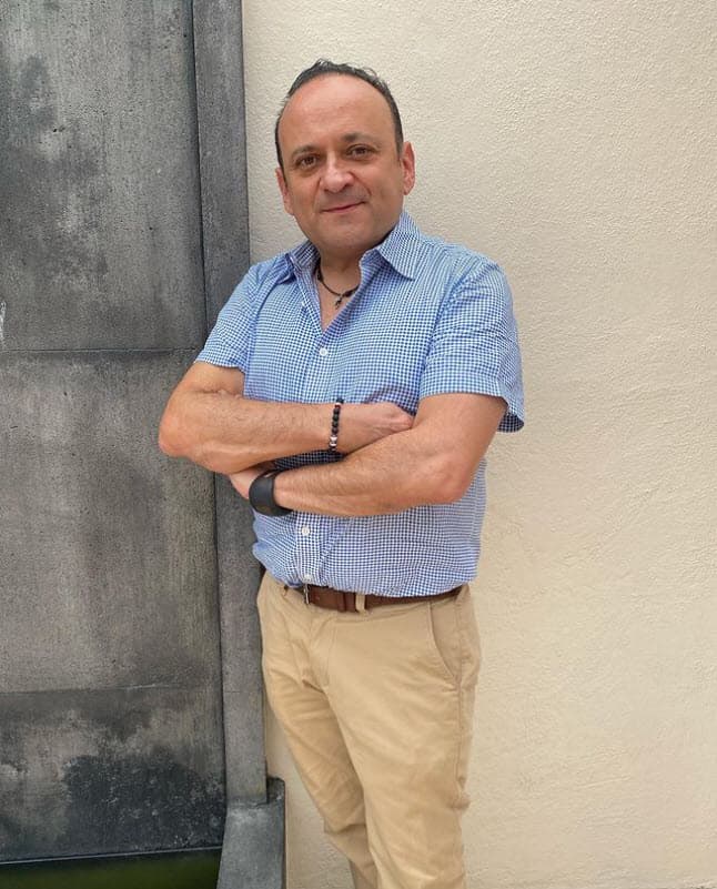 "Cuando veo a Ranferi muy mal, yéndose, dije '¿qué fregados estoy haciendo de mi vida?; murió de una neumonía y muchas complicaciones, pero dije [...] Por qué estar esperando, o sea, 
<b>por qué estar ocultándome</b>, quedando bien con quién, no es justo para Ran ni para mí", contó España en 'El minuto que cambió mi destino'.
<br>