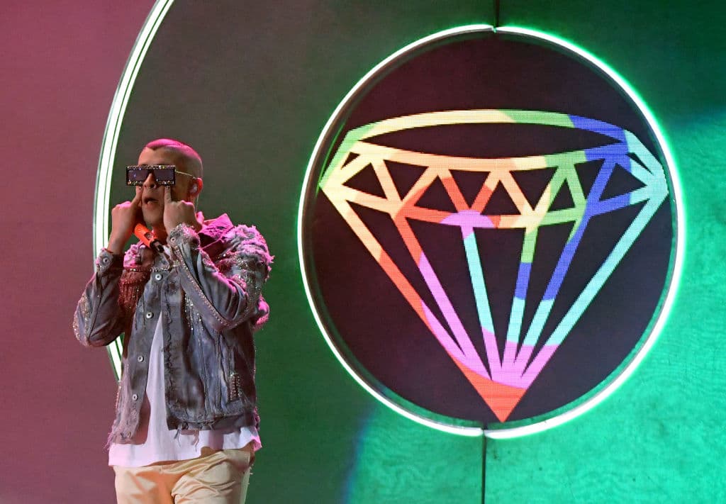 ‘El Conejo Malo’ cantó ‘
<b><a href="https://www.univision.com/especiales/latin-grammy/bad-bunny-vuelve-a-usar-un-tercer-ojo-para-presentar-lo-mas-sonado-de-su-trap-en-latin-grammy-video" target="_blank">Sensualidad’, ‘Soy peor’, ‘Chambea’ y ‘Estamos bien</a></b>’, acompañado de su tercer ojo durante casi cinco minutos sobre el escenario.