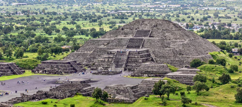 También es muy visitada la zona arqueológica de Teotihuacán, en la capital de México. Allí los visitantes podrán ser testigos de cómo el Sol, al salir por el rumbo del este, alcanza a proyectar sus incipientes rayos por entre los dos templos dedicados a Tláloc y Huitzilopochtli, respectivamente, que lucían en lo alto del gran conjunto.