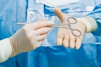 Cirujanos prueban con éxito el trasplante de un riñón de cerdo en una paciente en Nueva York