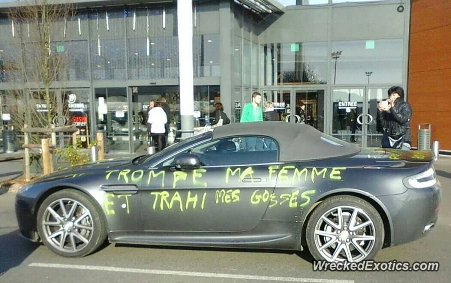 <b>Aston Martin Vantage</b>
<br>Esta imagen es un claro ejemplo de que las mujeres francesas son de armas tomar.
<b>Una esposa furiosa</b> decidió darle una lección a su marido, cuando descubrió que le era infiel.
<b>El coche se encontraba en un estacionamiento</b> y hasta ahí se dirigió para dejarle un mensaje que decía: “Engañé a mi esposa y traicioné a mis hijos”.
<br>Seguramente al dueño nunca olvidará su falta, pero ¿qué culpa tenía el Aston Martin?