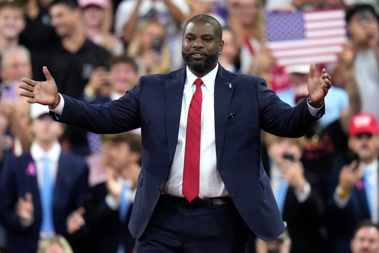 El candidato republicano a gobernador de Florida, Byron Donalds, llega para hablar durante un mitin de campaña el viernes 23 de octubre de 2026 en el Alico Arena, en el campus de la Universidad Florida Gulf Coast en Fort Myers, Florida.