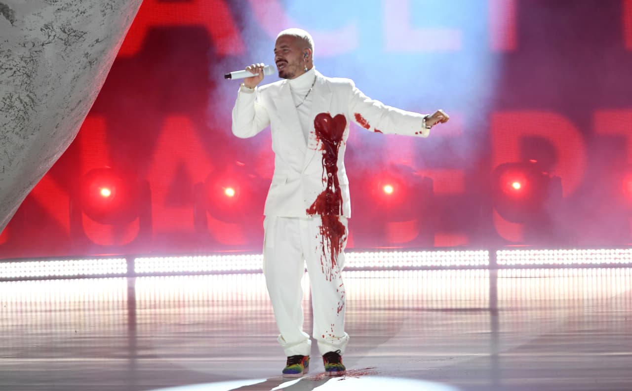 El 19 de noviembre
<b>J Balvin</b> cautivó con su presentación en la gala de los
<a href="https://www.univision.com/temas/latin-grammy">Latin GRAMMY</a> al interpretar 'Rojo' con un performance donde su corazón sangraba.
<br>