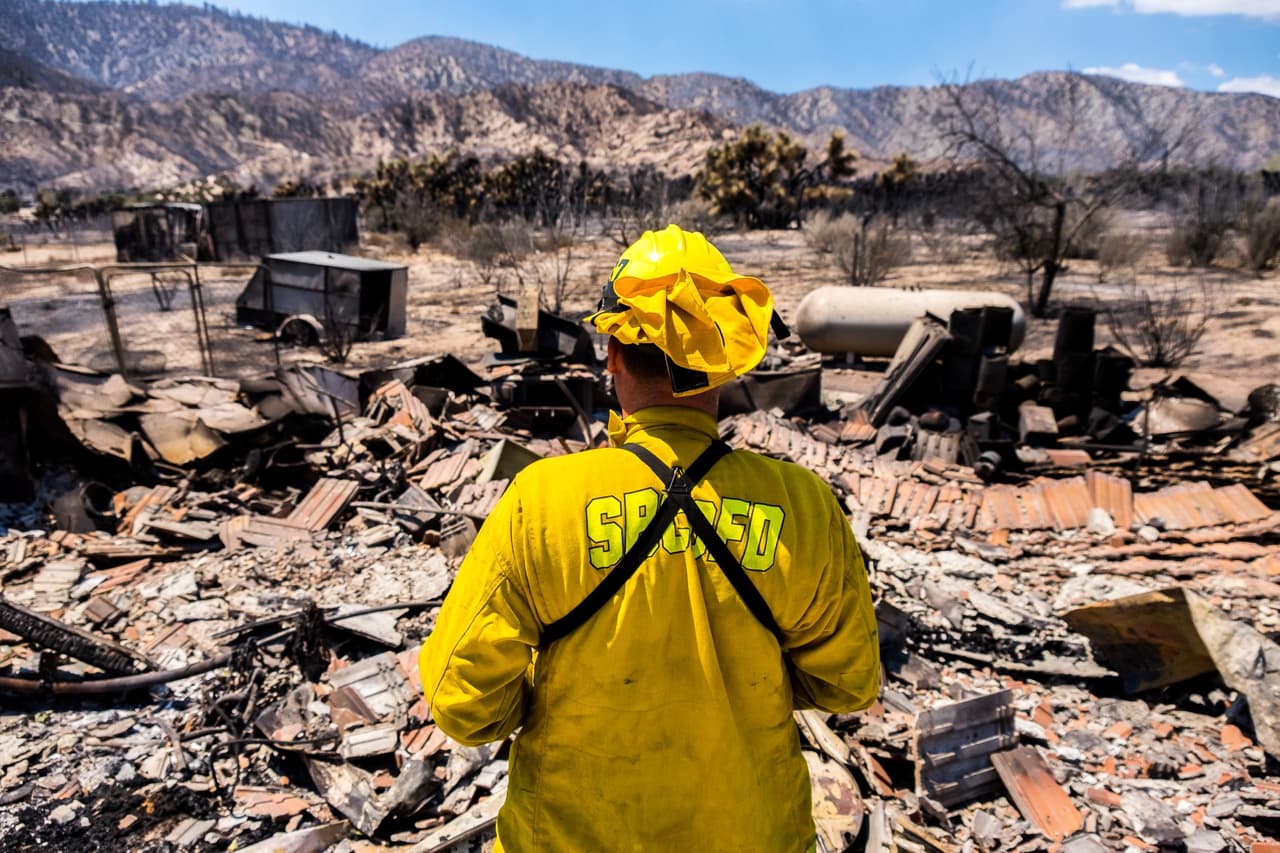 Incendio 'Blue Cut Fire' ha consumido 105 viviendas en California