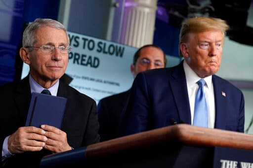 El director del Instituto Nacional de Alergias y Enfermedades Infecciosas, Anthony Fauci, junto al presidente Donald Trump en una conferencia de prensa.