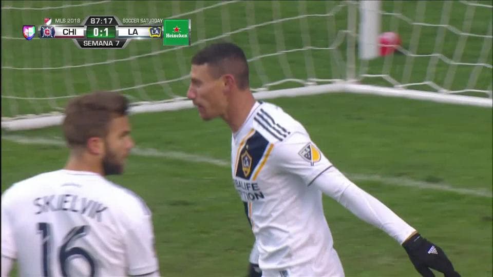 Daniel Steres despeja el balón y aleja el peligro