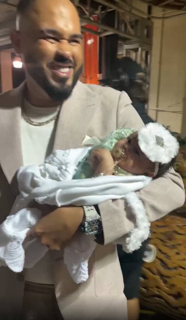 En el pie de la publicación, el empresario mostró su enojo e indignación ante tan delicada situación y describió a quienes difundieron la información como 
<b><a href="https://www.univision.com/shows/despierta-america/envidia-de-la-buena-ana-maria-canseco-opina-sobre-las-criticas-a-natti-natasha-y-raphy-pina-por-tanto-lujo-video" target="_blank">"¡gente mala leche!". </a></b>
<br>