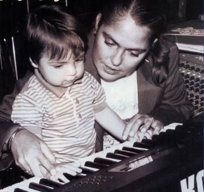 <b><a href="http://www.univision.com/temas/lupita-dalessio">D'Alessio</a></b> combinaba su faceta como cantante y madre, pues estaba realizándose de la manera personal y profesional, aunque la fama se le fue saliendo de las manos y los escándalos comenzaron a surgir entorno a su vida privada, ya que los excesos del alcohol y de las drogas se hicieron parte de su día a día.