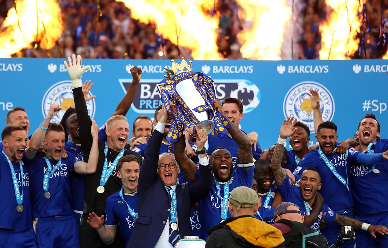 El Leicester City, de manos de su capitán, el defensa anglo-jamaicano Wes Morgan, y de su entrenador, el italiano Claudio Ranieri, recibió este sábado sobre el césped del King Power Stadium el trofeo que lo acredita como campeón de la Premier League 2015/2016.