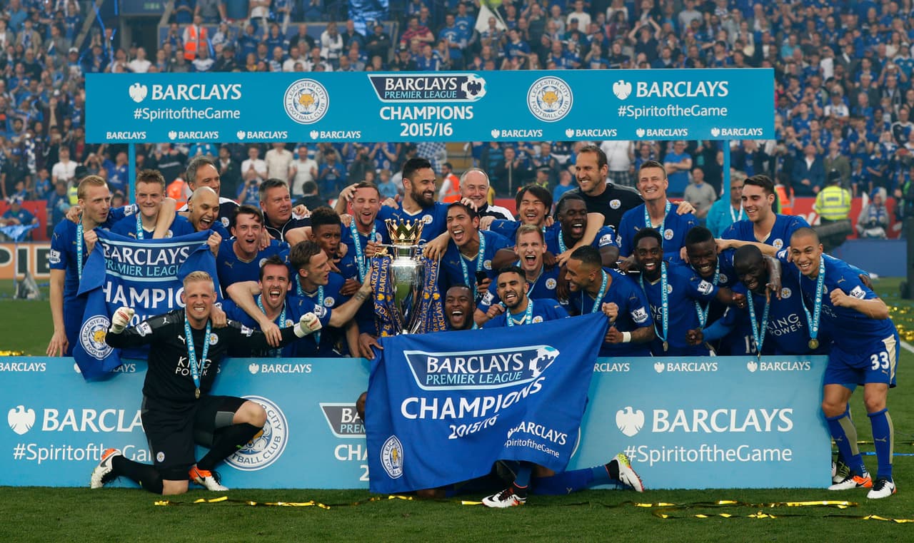 El Leicester vivió un sábado de auténtica fiesta en el estadio Kings Park donde junto a sus miles de aficionados festejó con todo su primer título obtenido de la historia en la Premier League de Inglaterra.