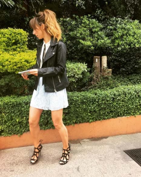 Las chamarras que simulan ser de cuero son un must para estas épocas de frío. La combinación de vestido con chamarra luce genial.