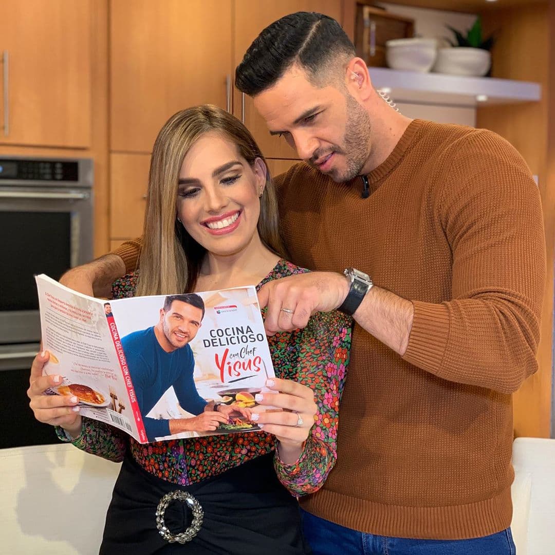 ¿No se lo había presumido? Bueno, pues de una vez. Yisus le enseñó su libro a Andrea Chediak y juntos lo miraron fascinados.