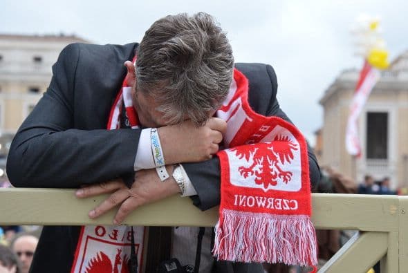 O este polaco que duerme en medio de la espera.