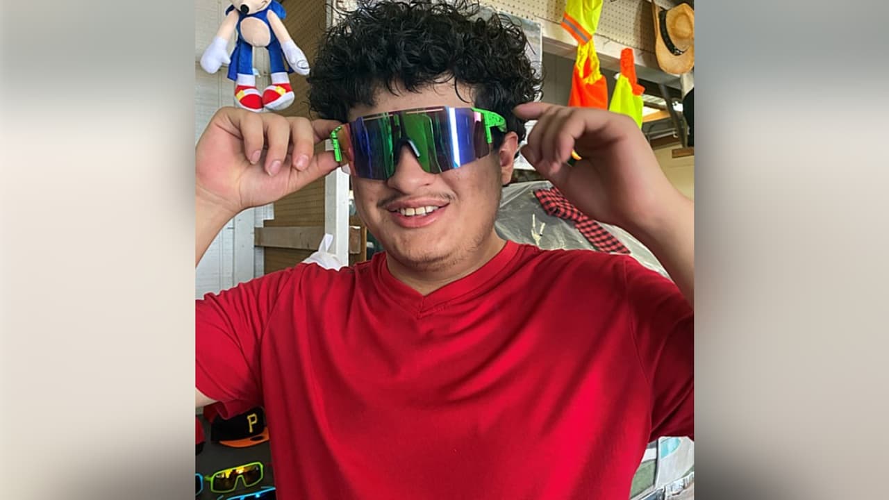 Un hispano de 17 años es asesinado a balazos frente a su madre mientras ambos desayunaban en su casa