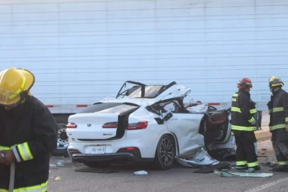 El suceso ocurrió minutos antes de las 7:00 a.m. en la Carretera Internacional México 15, a la altura del poblado La Presita, Culiacán, en el estado de Sinaloa. Según medios locales, en la camioneta de color blanco también viajaban otros cuatro jóvenes que resultaron gravemente heridos, tras el impacto que hizo se desprendiera por completo el techo del vehículo.