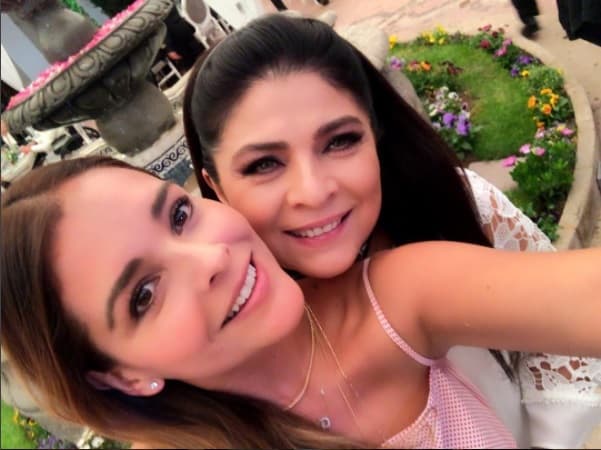 "De fiesta, festejando a una gran mujer que se ha vuelto mi todo: mi madre y amiga incondicional, te amo, por siempre juntas", fueron las palabras que le dedicó Grettel Valdéz a Victoria Ruffo.
<br>