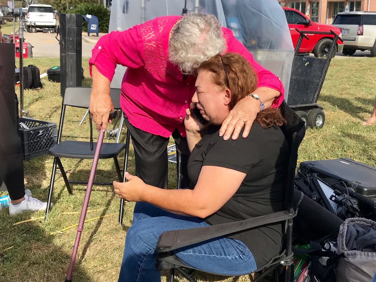 <b>Terry Smith</b> recibe una llamada sobre la situación crítica del hijo de 5 años de su amiga Joann Ward, asesinada en la iglesia de Texas. Minutos después, una maquilladora le secó las lágrimas para ser entrevistada en vivo en la televisión.