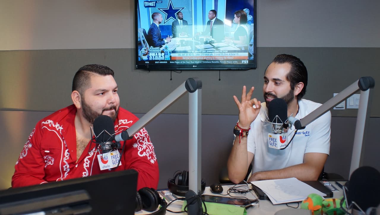 🎶 "¡Qué milagro chaparrito, ya tenía que no nos vemos!" 🎶 Así recibieron a Jorge Medina los locutores del Free-guey show.