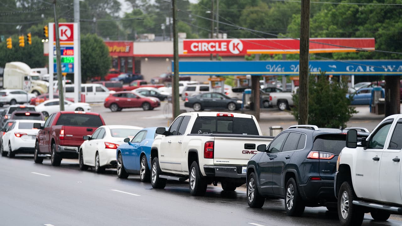 “Llevará tiempo”: cuándo podría reanudarse el suministro de gasolina en Carolina del Norte