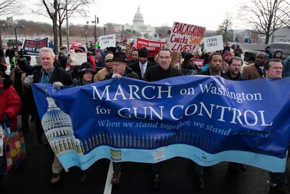 Asistieron políticos, activistas y familiares de víctimas fallecidas a consecuencia de un impacto de bala, entre ellos un centenar de vecinos de Newtown.