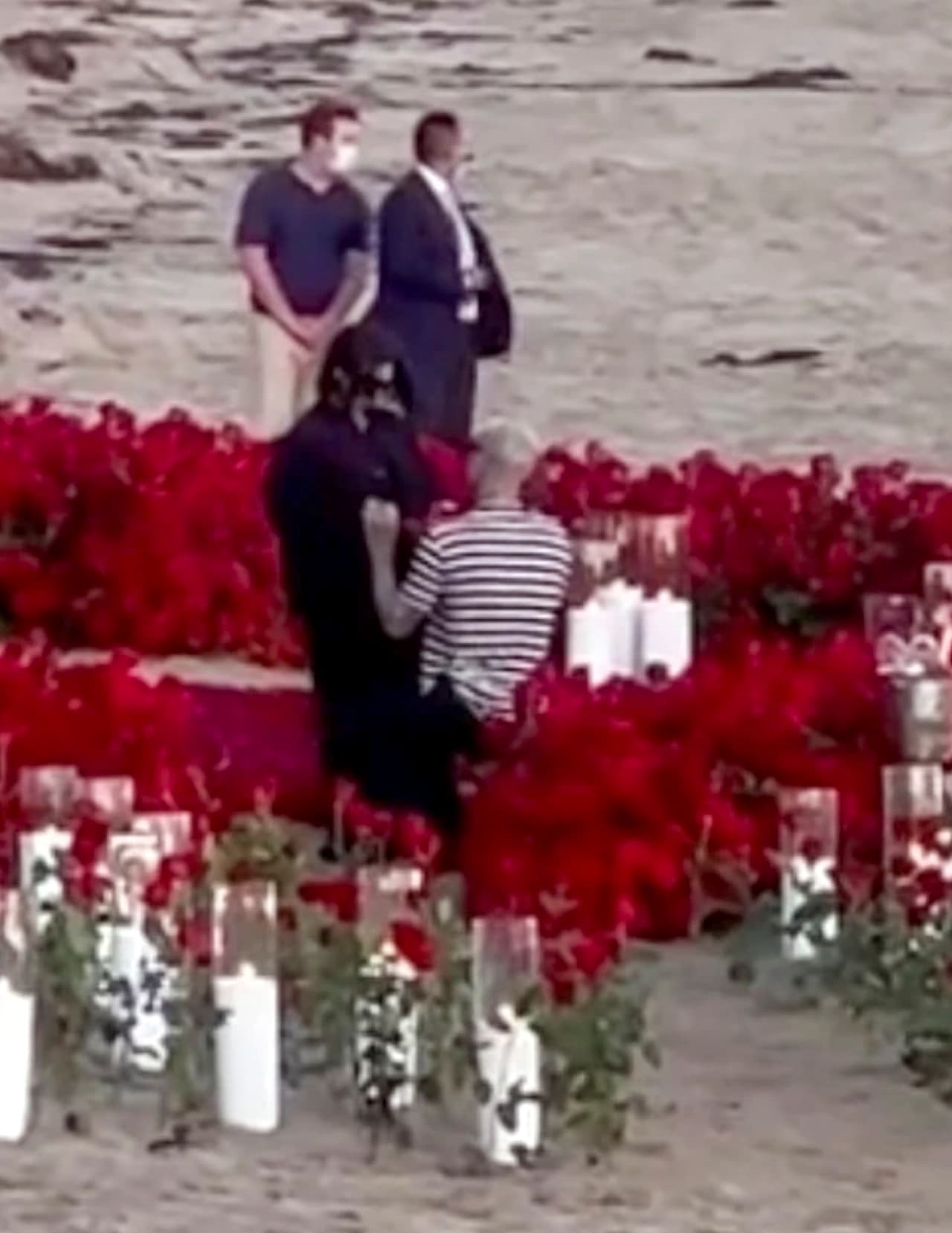 "Kourtney
<b><a href="https://www.eonline.com/news/1289297/kourtney-kardashian-and-travis-barker-are-engaged" target="_blank">parecía muy sorprendida</a></b> de ver a Khloé y Tristan allí", dijo la persona consultada.
<br>