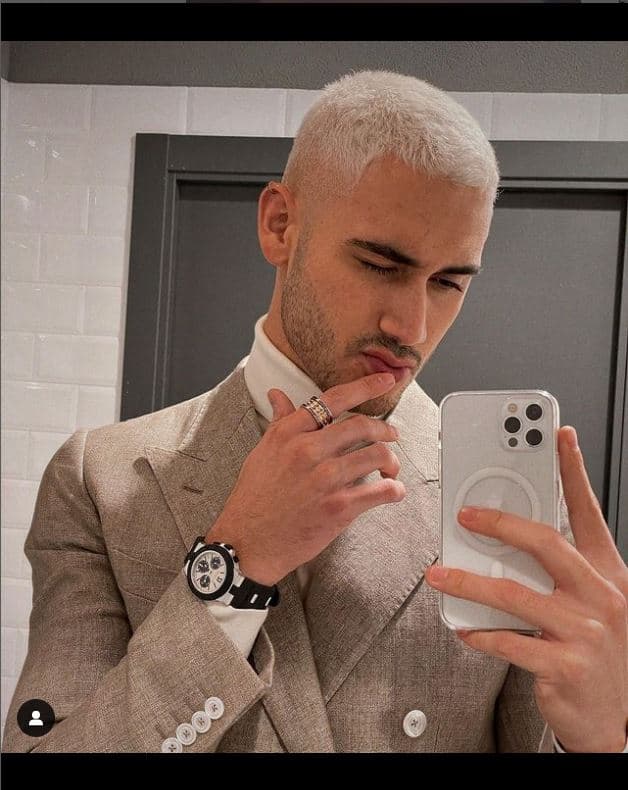 Alejandro Speitzer con el cabello platinado