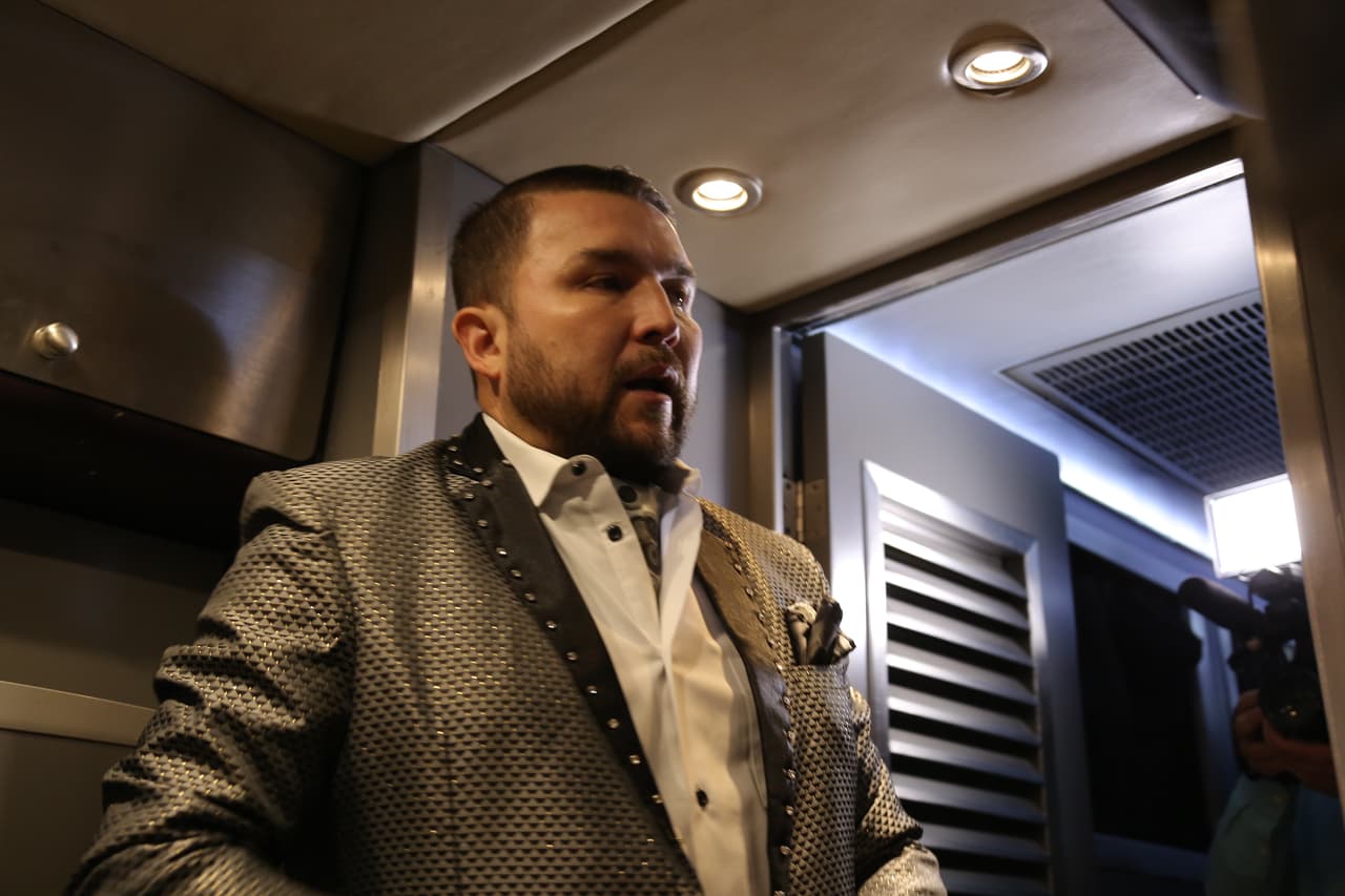 Poncho se muestra nervioso por la presentación, pero tiene todo bajo control.